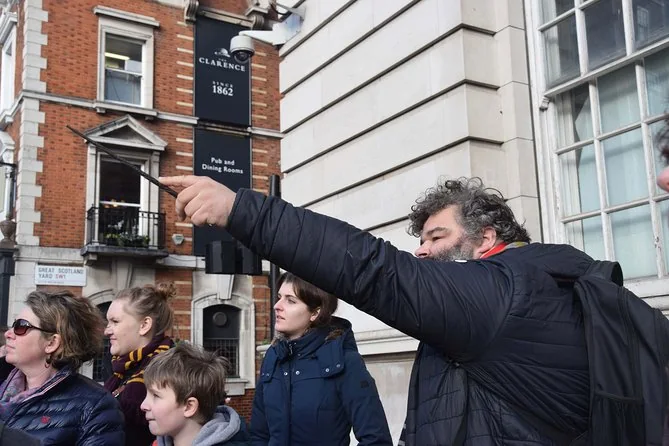 Un guide montrant à un petit groupe les lieux de tournage de Harry Potter à Londres